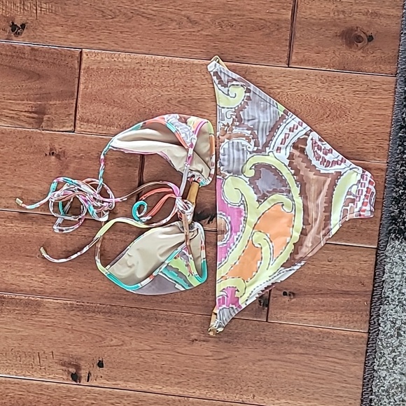 Bikini - Picture 3 of 3